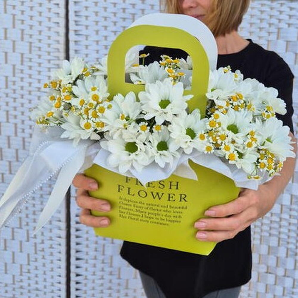 Ромашки, а значит -счастье 🌼 ( хризантема ромашковая и ромашка матрикария в сумочке)