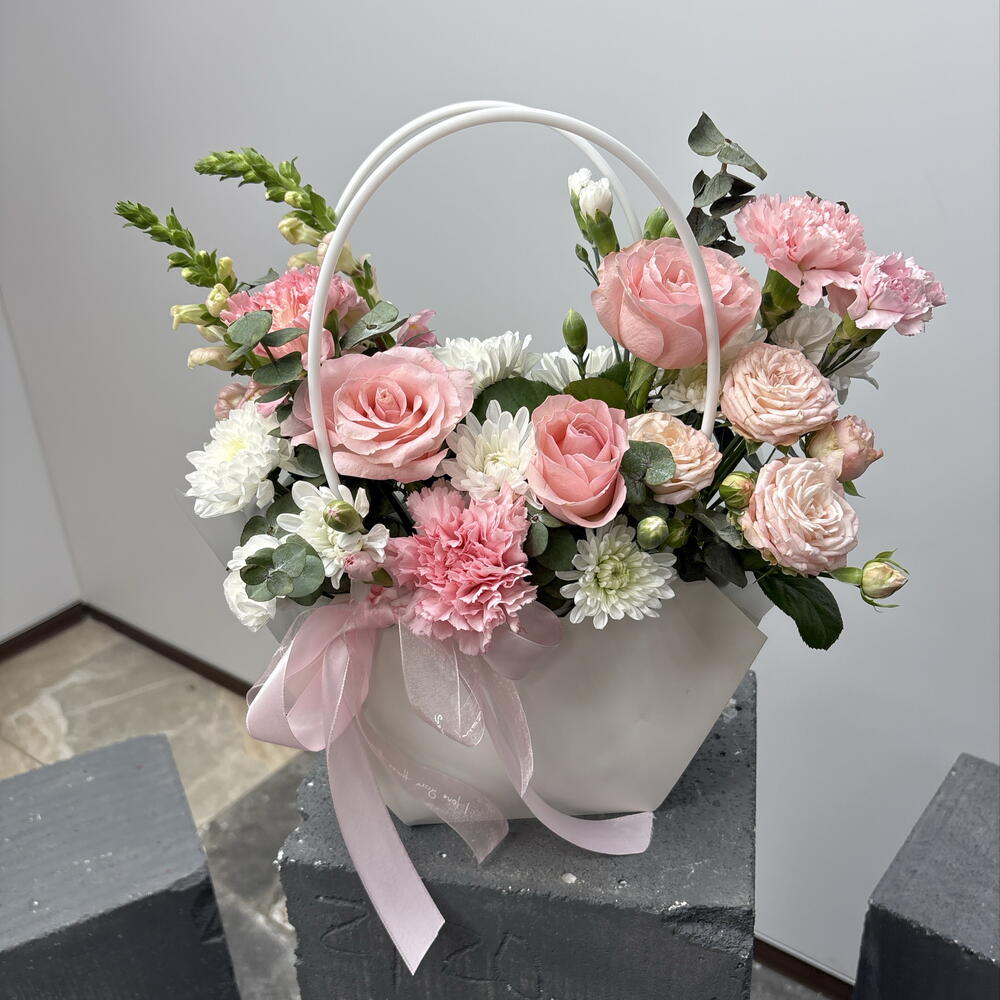 Композиция: розовый секрет 🎀из пионовидных роз, антириниума, хризантем, одноголовых роз, диантусов и эвкалипта