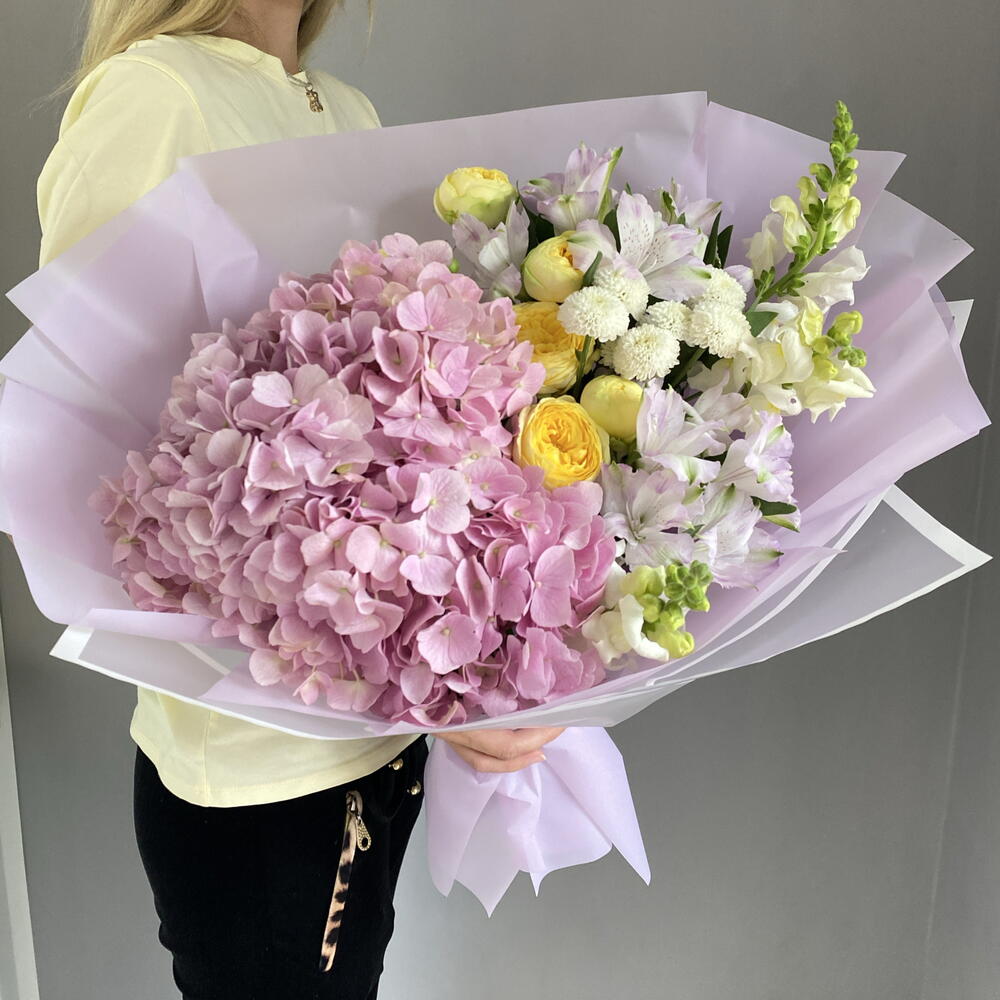 Букет с крупной гортензией,антирринумом,пионовидными розами 🌸