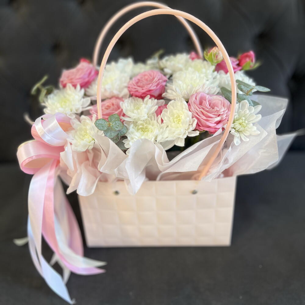 Композиция с кустовыми розами в коробке🥰