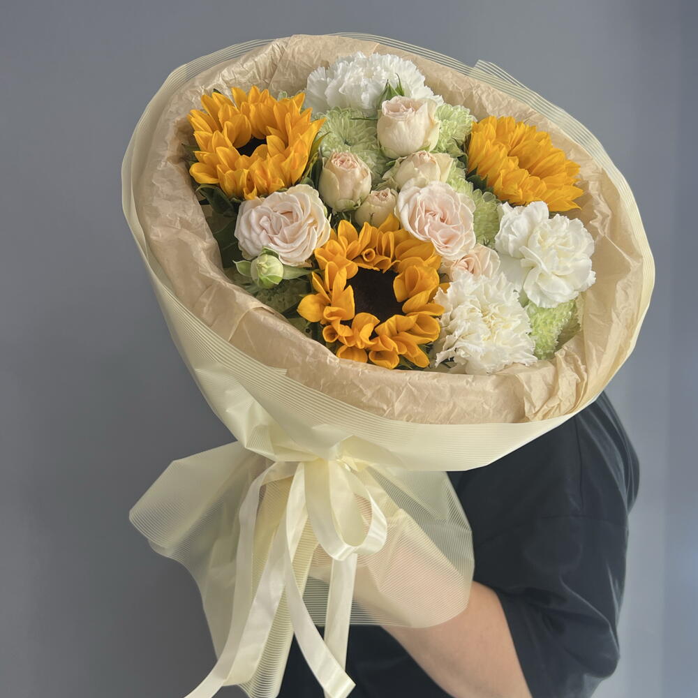 Букет комплимент 🌼 солнечные подсолнухи 🌻🌻🌻 белоснежные диантус 🤍🌿 пионовидная кустовая Роза 🌸