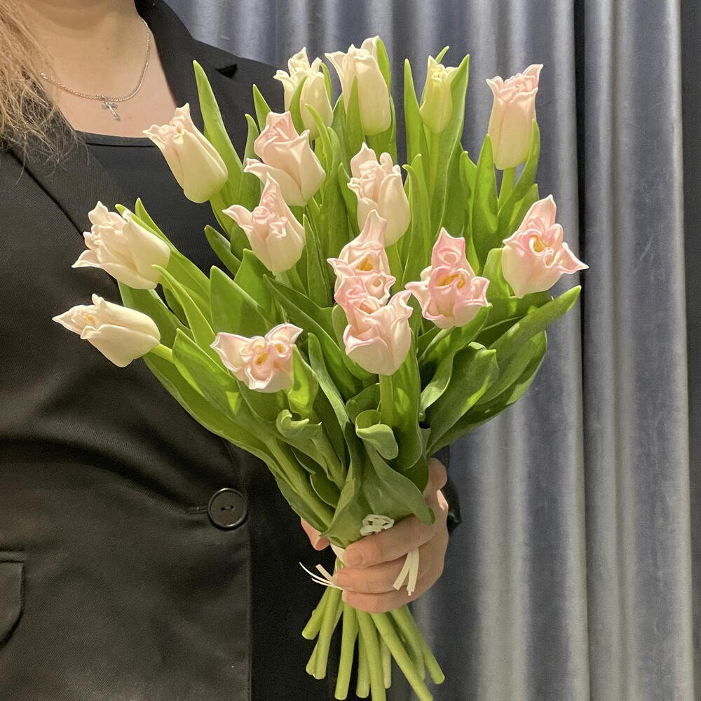 Букет для девушки из 15 тюльпанов 🌷
