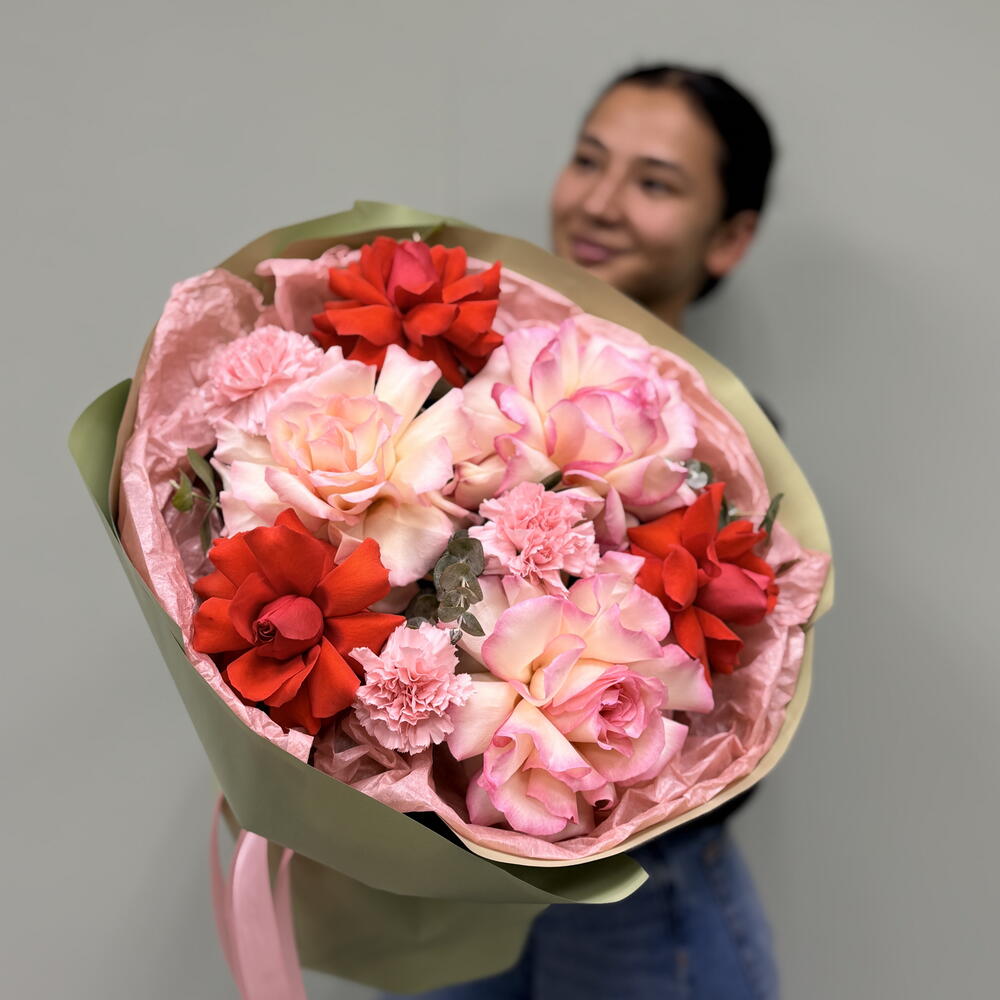 Букет 🌹 «Дуэт французских роз: Нина и Эсперанса со стойким диантусом»