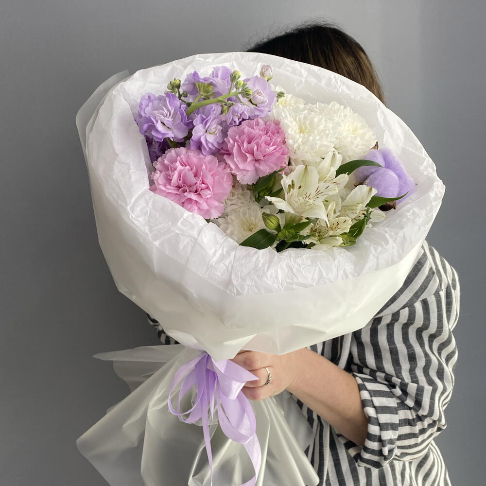 Букет комплимент 💜 ароматная маттиола 🌿 розовые диантусы 🌸 альстромерия 🩷