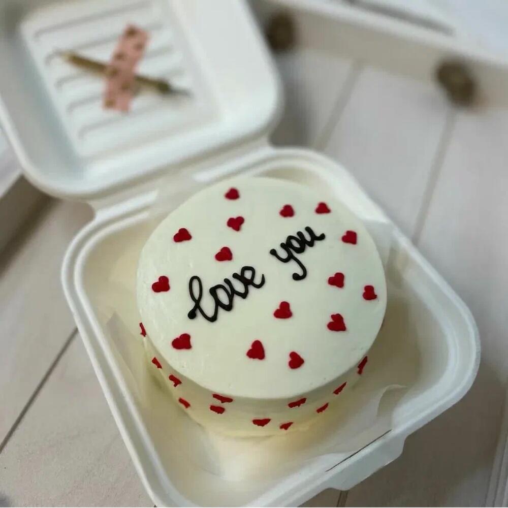 Надпись на бенто торт девушке. Бенто торт для любимого. Бенто торт Love. Бенто торт с сердечками. Торт с надписью любимому мужу.