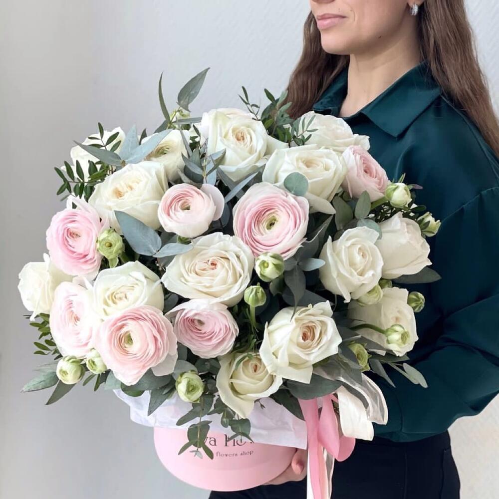 Роскошные ранункулюсы и пионовидные розы в коробке 🌸