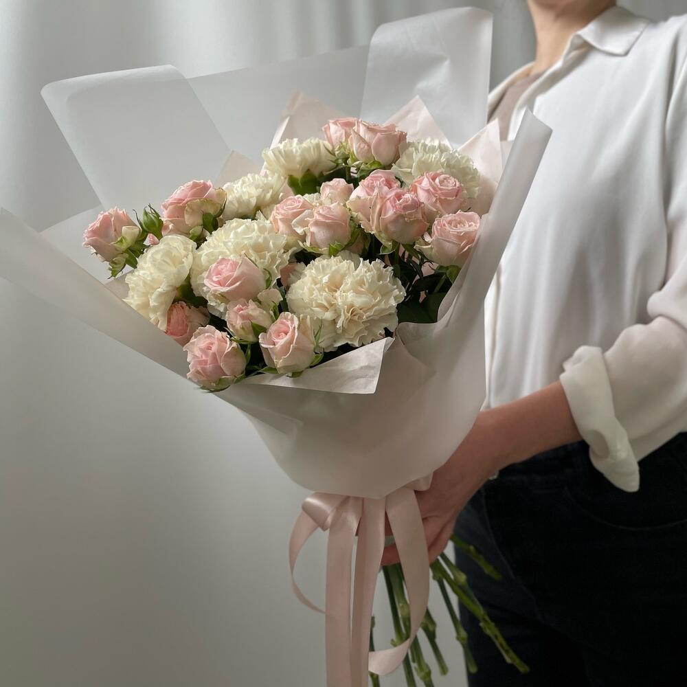 Кустовые розы и диантусы