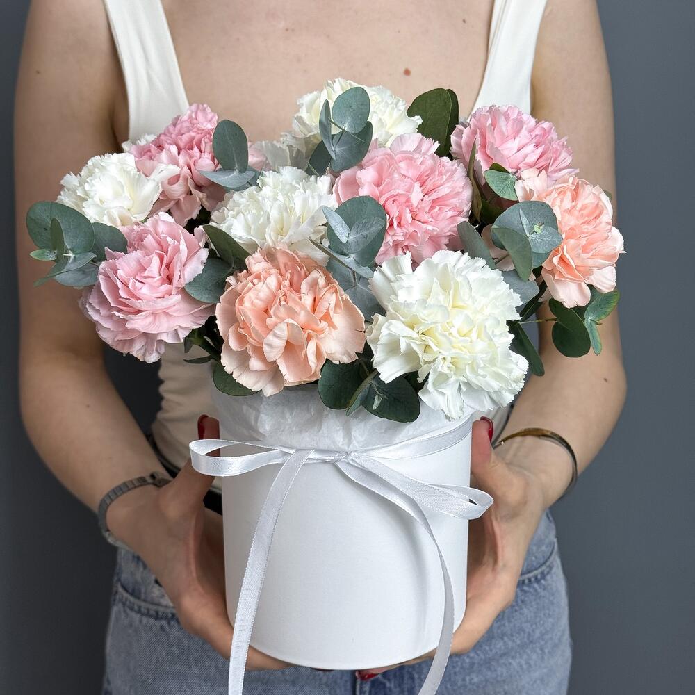 Букет из диантусов и эвкалипта в шляпной коробке. Букет 145 Florish