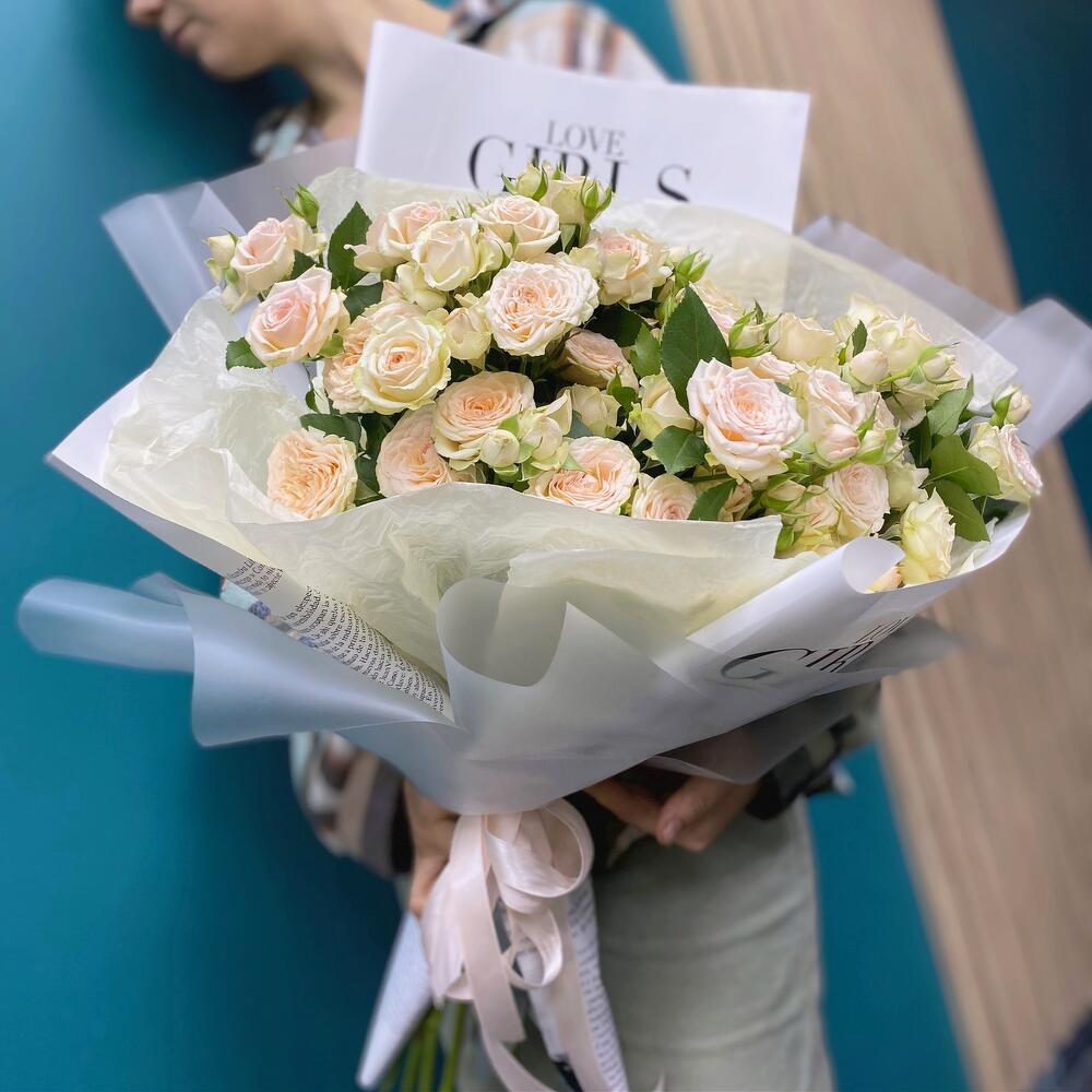 Букет из персиковых кустовых роз