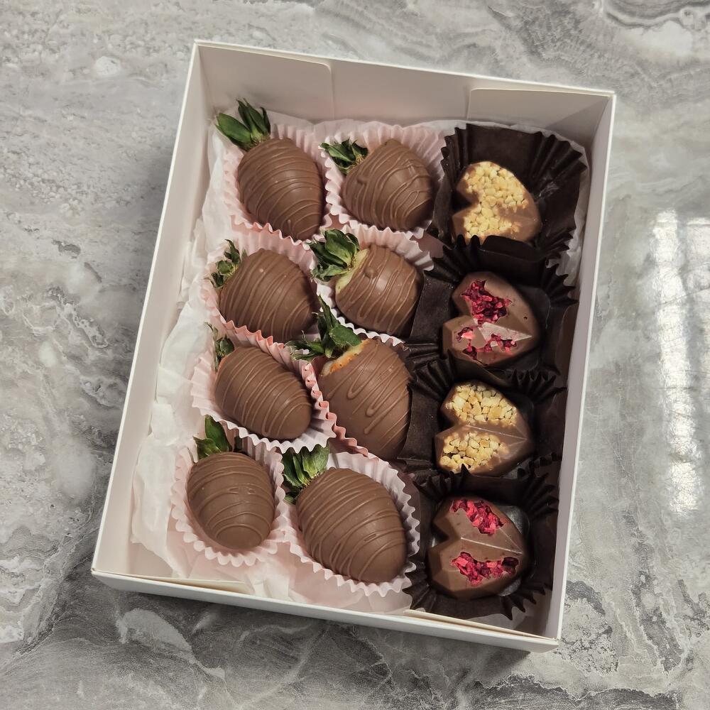 Клубника в шоколаде callebaut и конфеты набор
