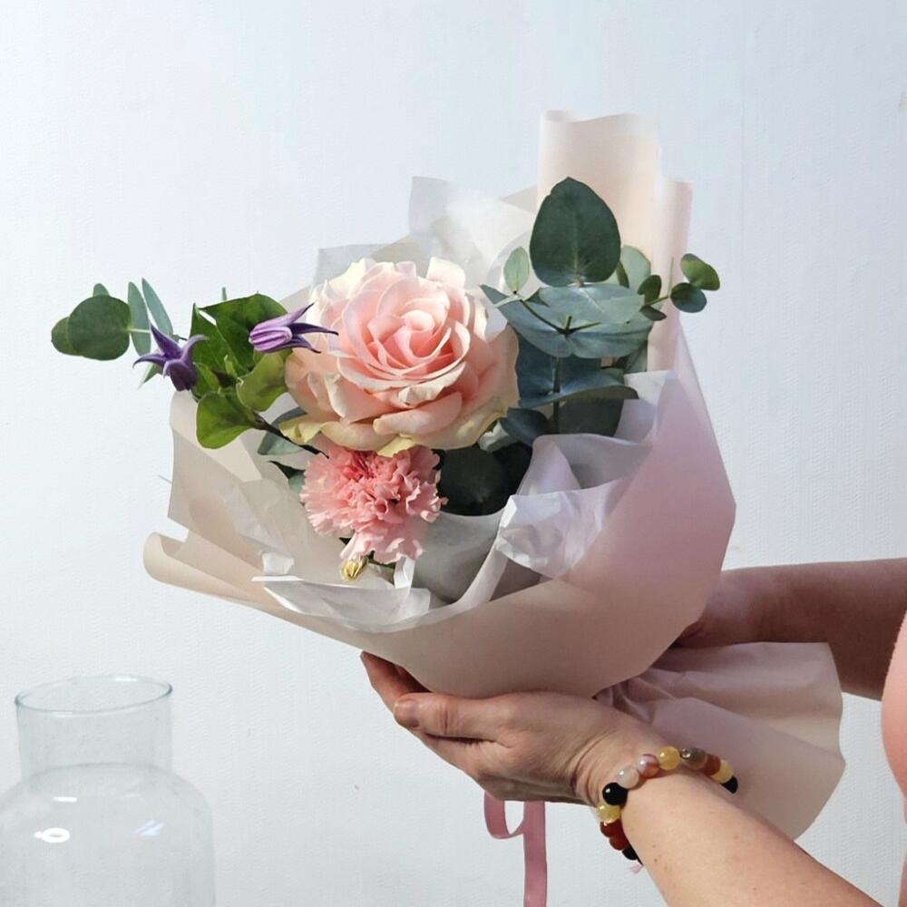 001. Размер XS. Букет из  французской розы,  диантуса  и клематиса