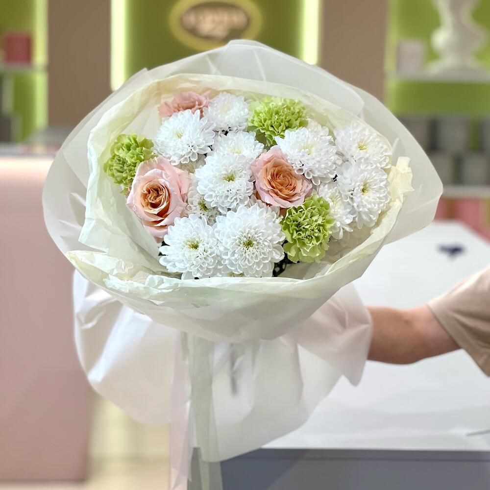 Букет с хризантемой и пион. розами