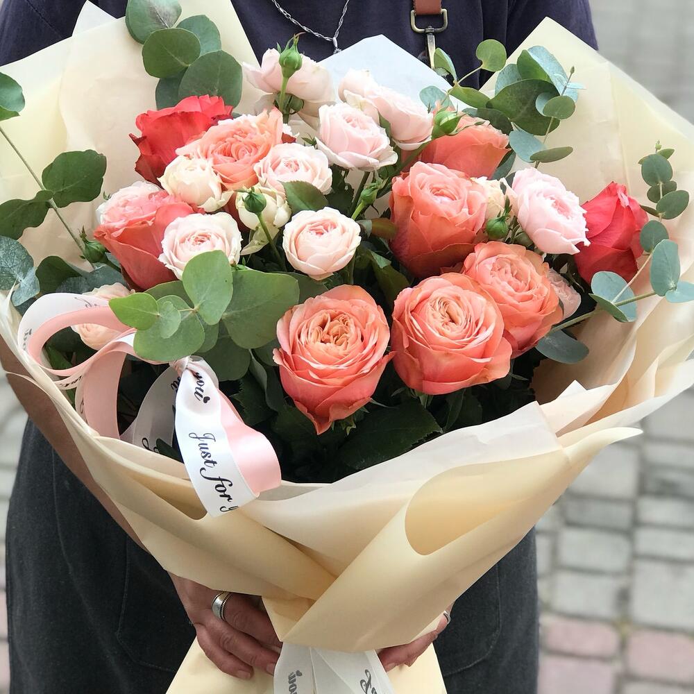 Букет «Персиковые оттенки» из пионовидных роз Кахала, кустовых роз и ароматного эвкалипта