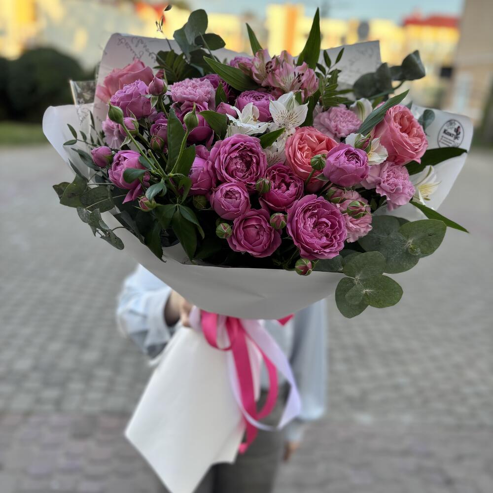 Букет «Ароматный пиончик» из кустовых, пионовидных роз, диантусов, альстромерий и эвкалипта
