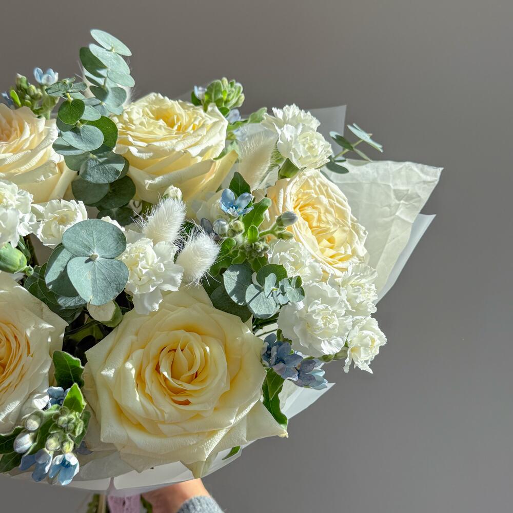 Delicate bouquet with a Candlelight rose and oxypetalum
