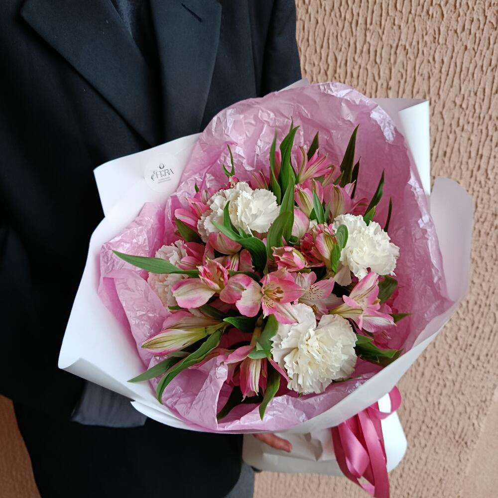 Букет с альстромерией и диантусом