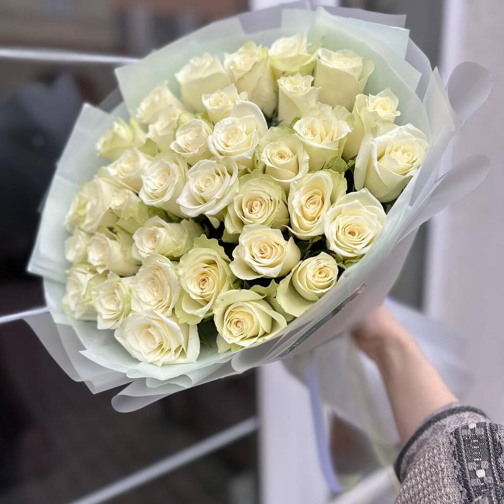 Белый ангел из 35 кенийских роз