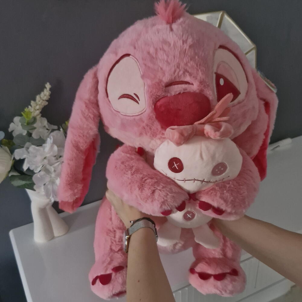 Стич розовый с игрушкой в руках