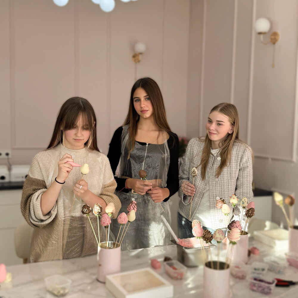 Сертификат на посещение МК клубника в шоколаде (взрослый + ребенок)