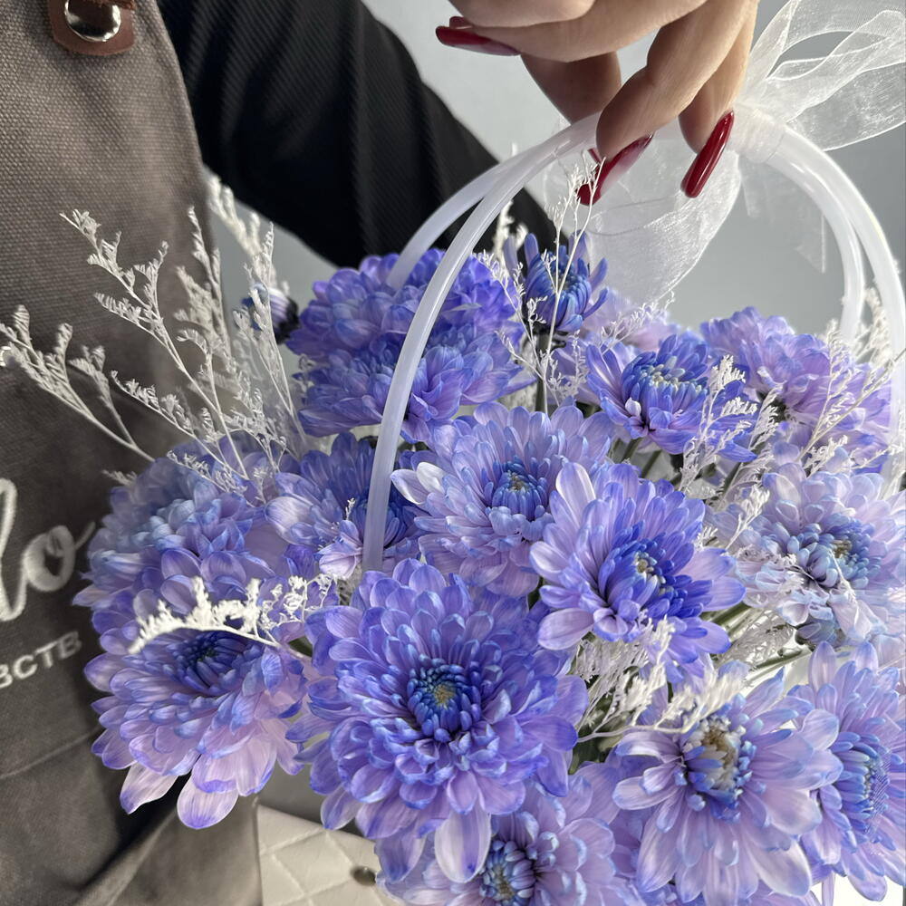 Корзина с лавандовой хризантемой и лимониумом