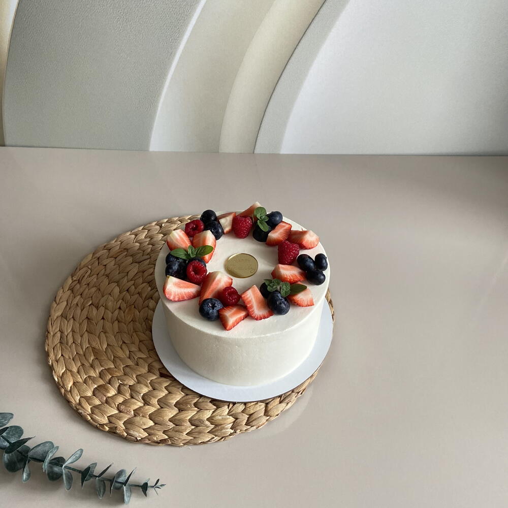 Торт на день рождения (топпер happy birthday )с ягодами клубника,голубика ,малина