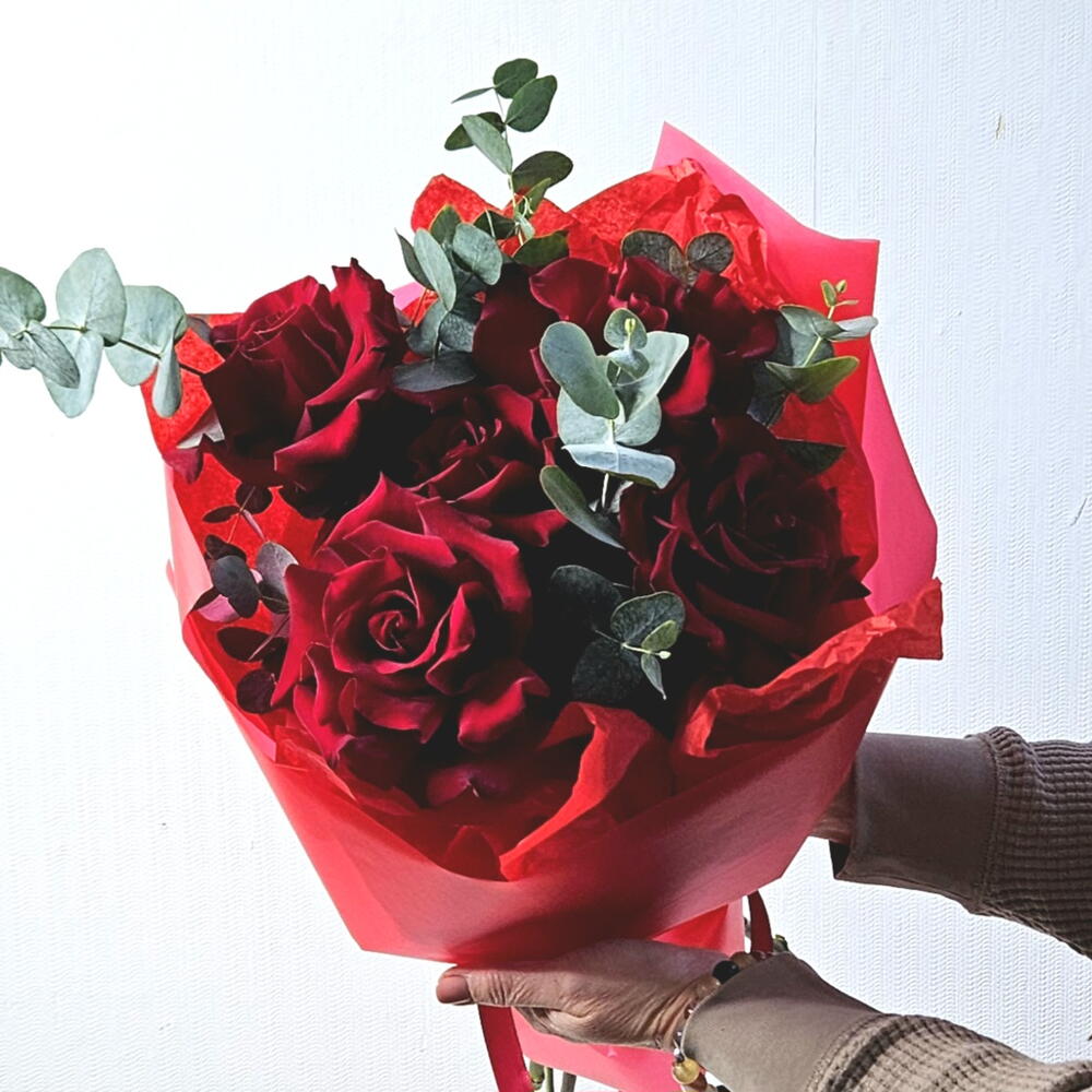 Red velvet. Size S. Monobucket of French roses with eucalyptus