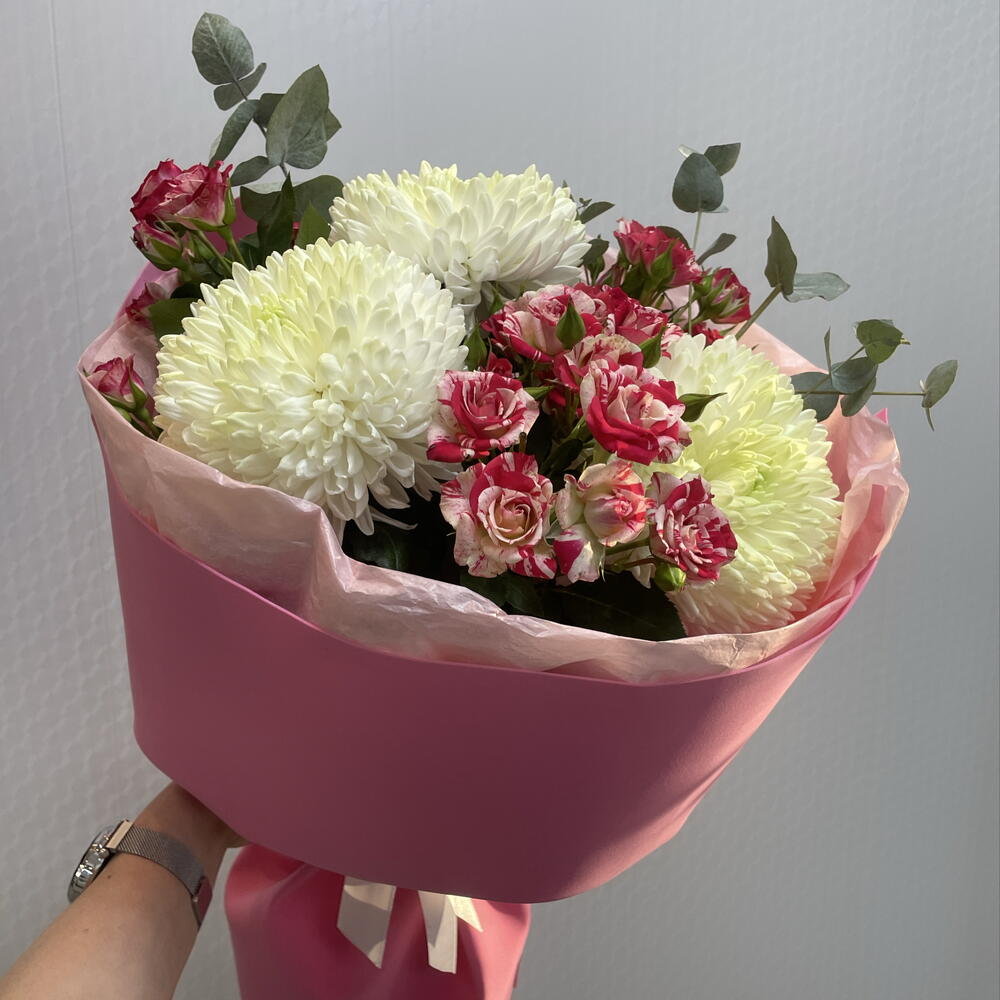 Букет из одноголовых хризантем, кустовых роз и эвкалипта