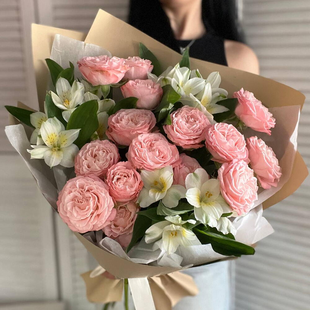 Пионовидные кустовые розы и альстромерии 💛