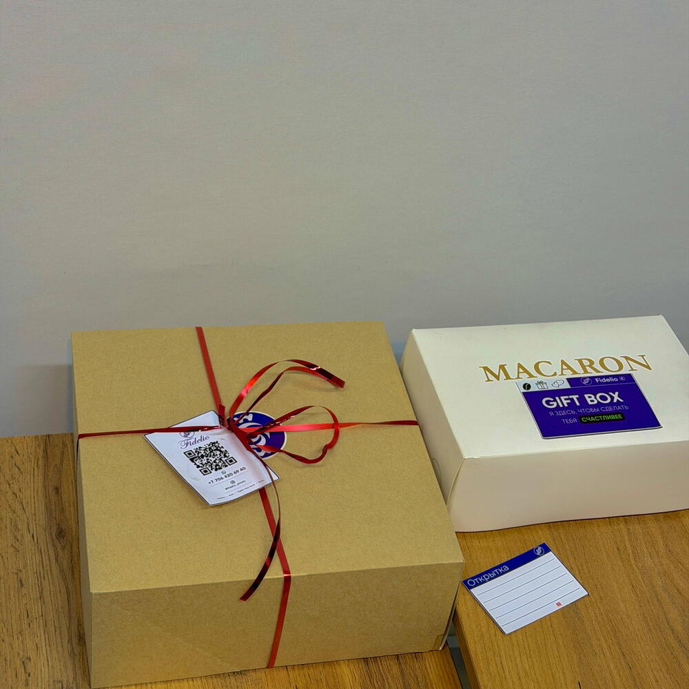 Gift set «Macarons, roses and vase»