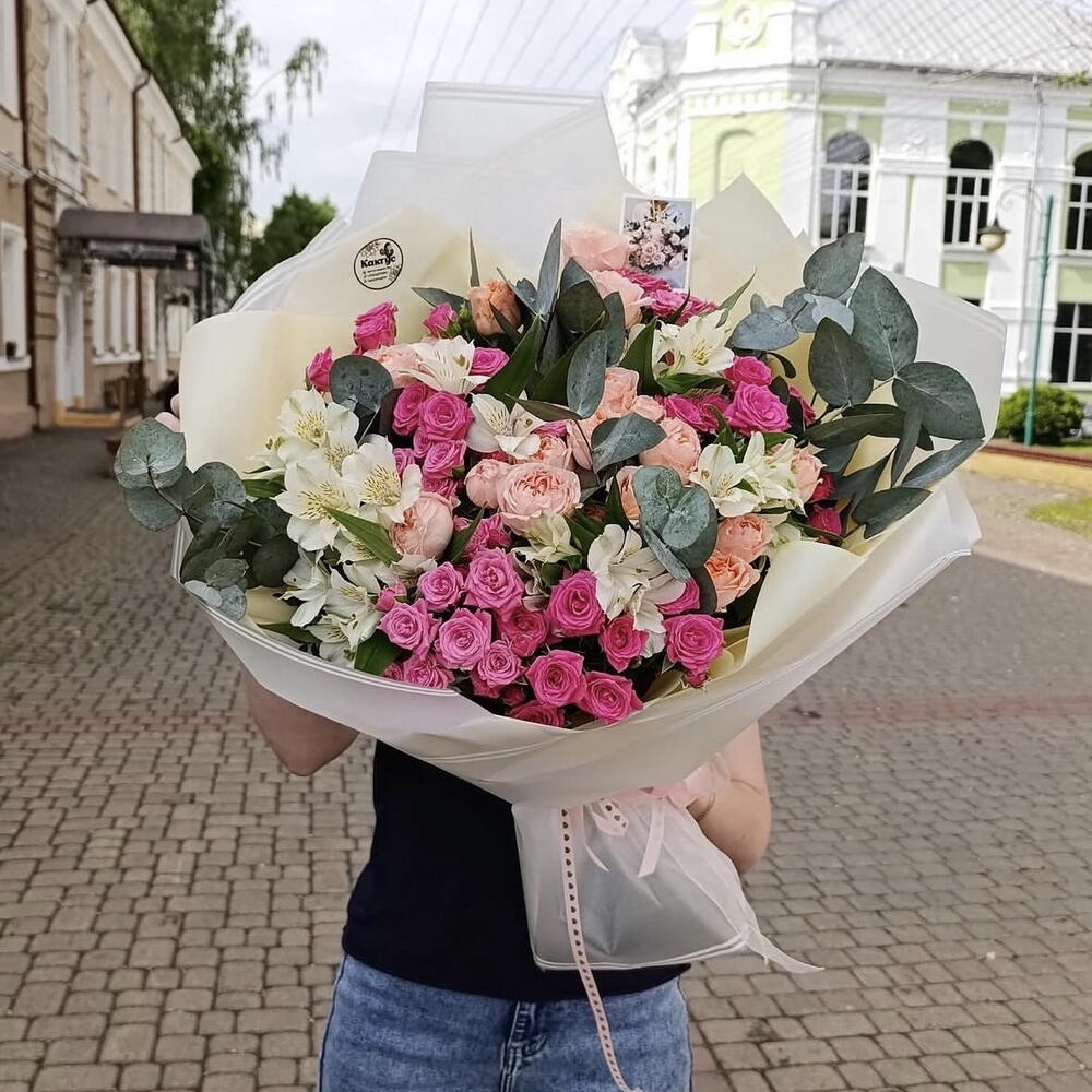 Букет «Акцент» из кустовых роз, альстромерий и эвкалипта