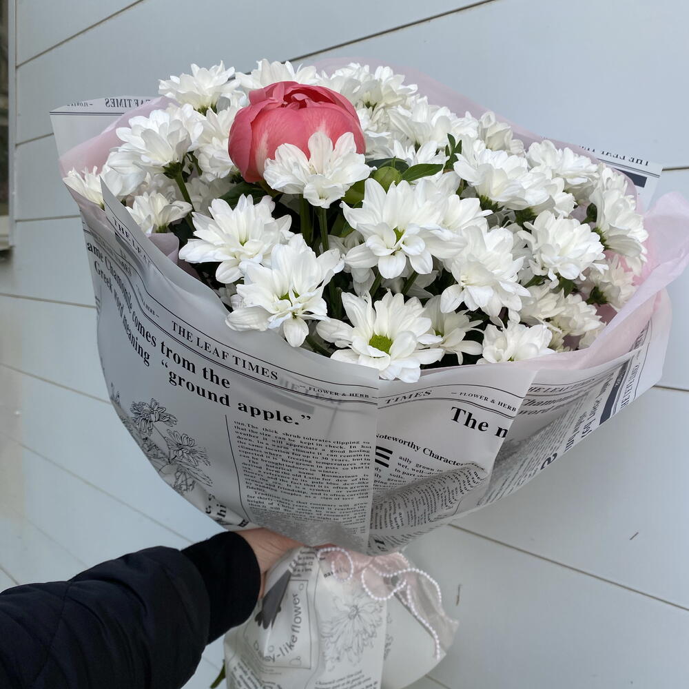 Яркий пион в окружении