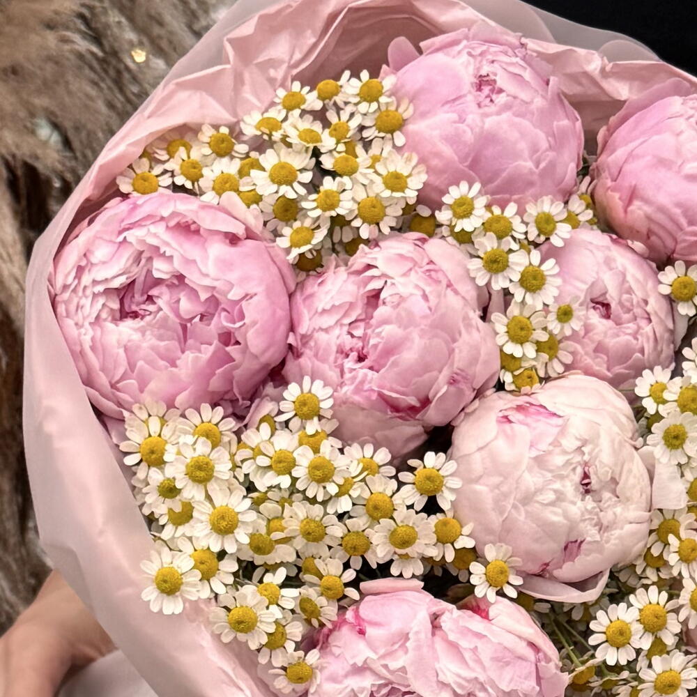 Букет пионов с ромашками