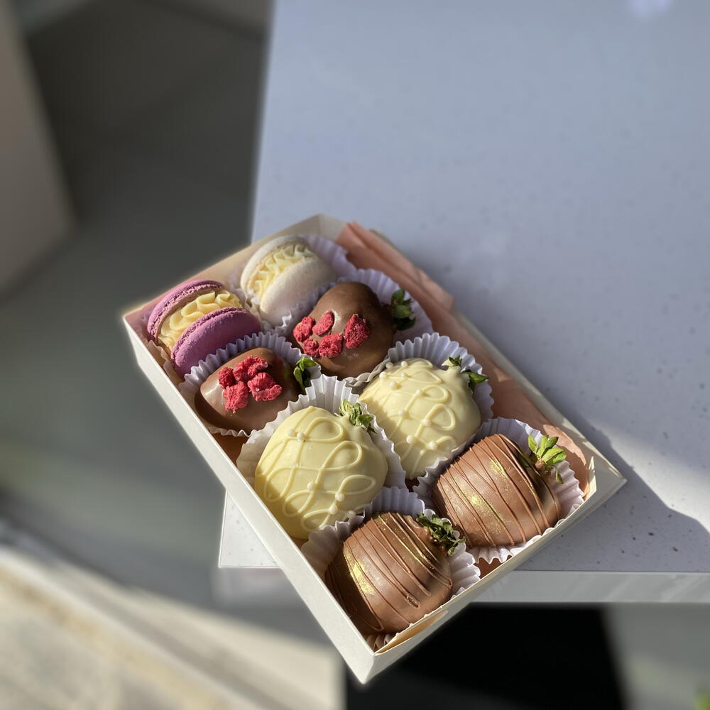Клубника в шоколаде + макарон