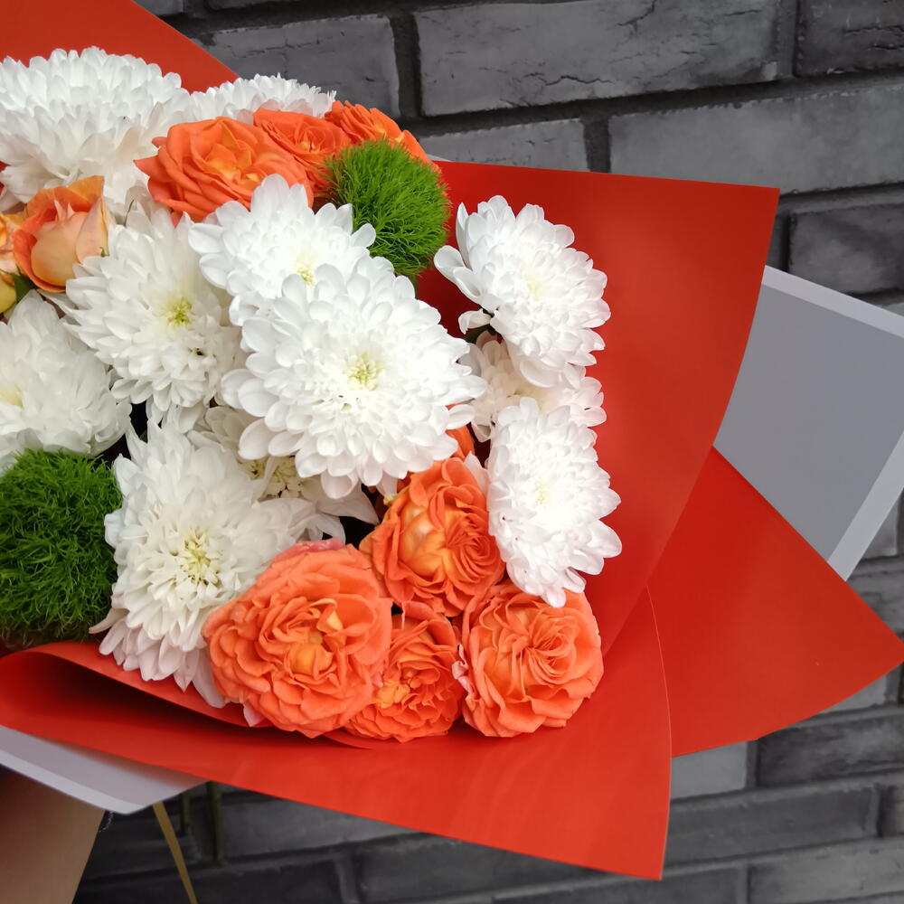 Яркий букет с оранжевой кустовой розой Кинг Баблс 🧡