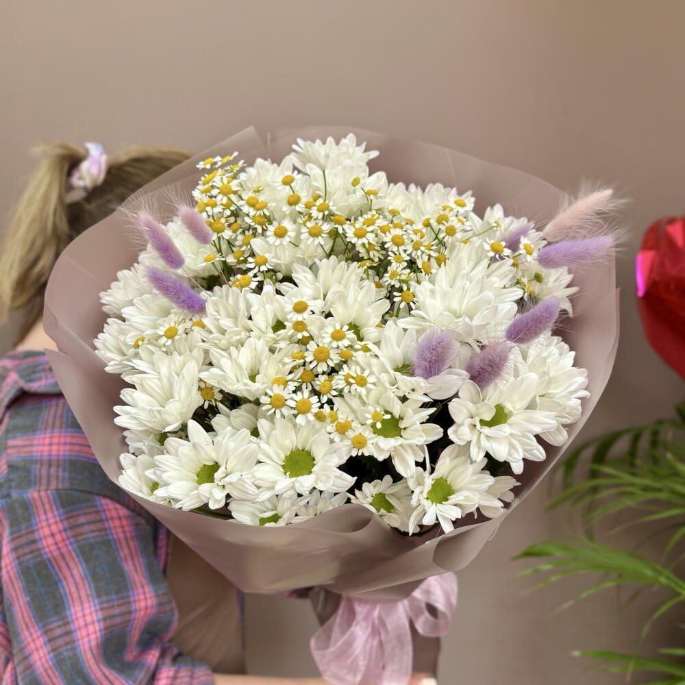 Букет из кустовых хризантем и ромашек