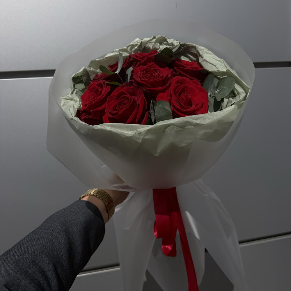 Красные розы с эвкалиптом