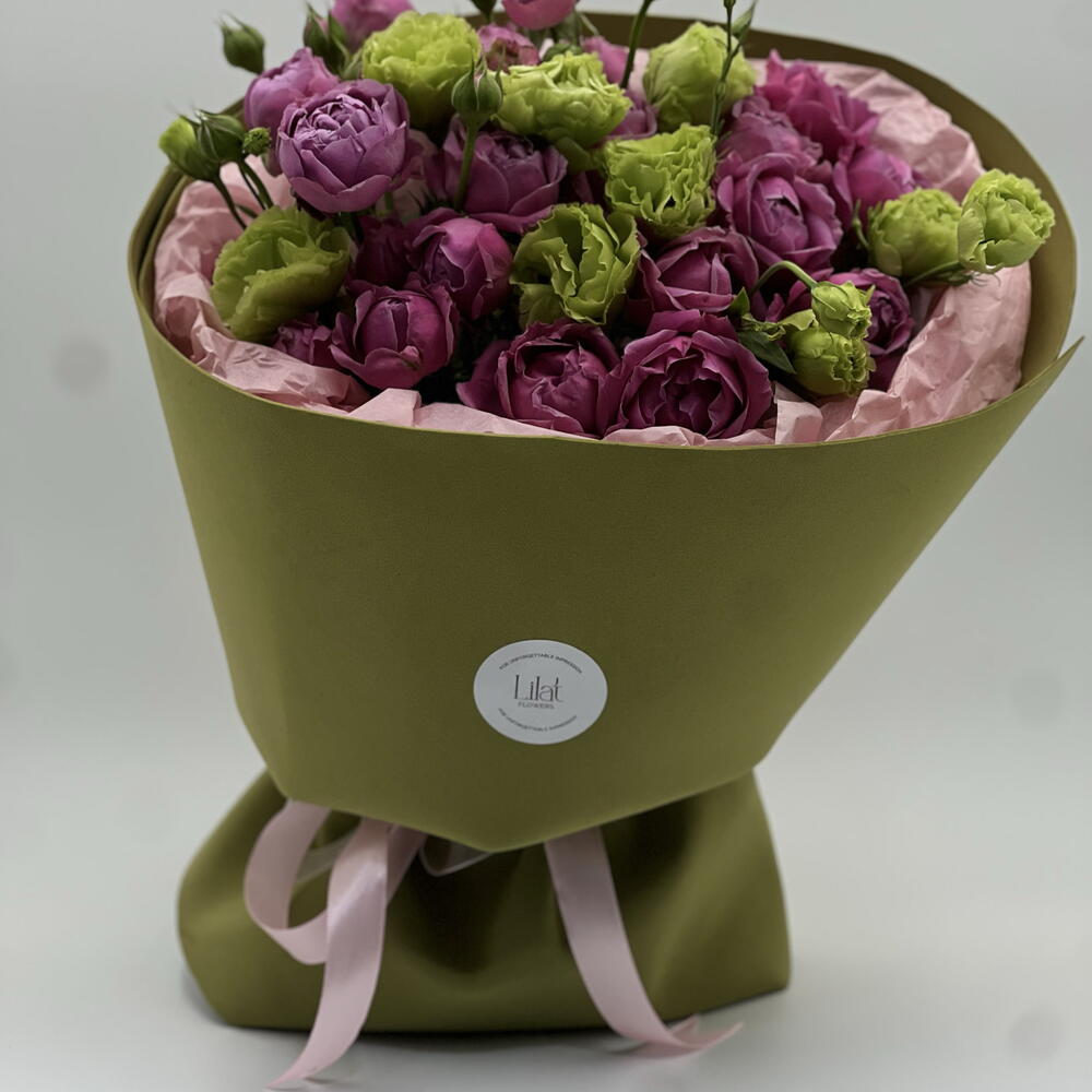 Lisianthus and spray roses