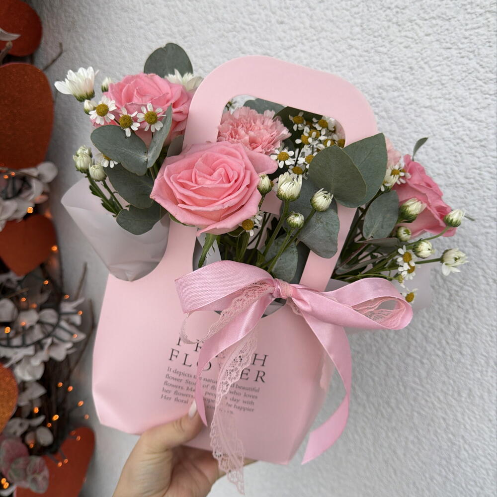 Розовая композиция Bloom room, роза, диантус, ромашка🌸