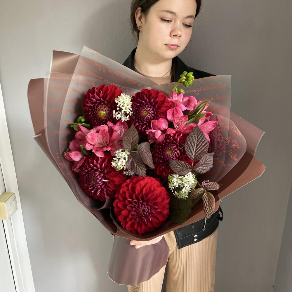 Ягодный букет с георгинами,альстромерией,аллиумом🌺