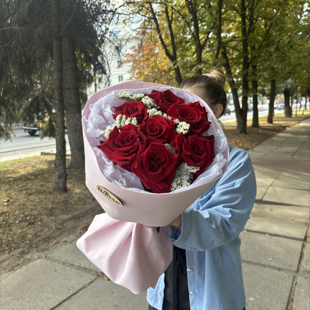 Букет с розами и статицей