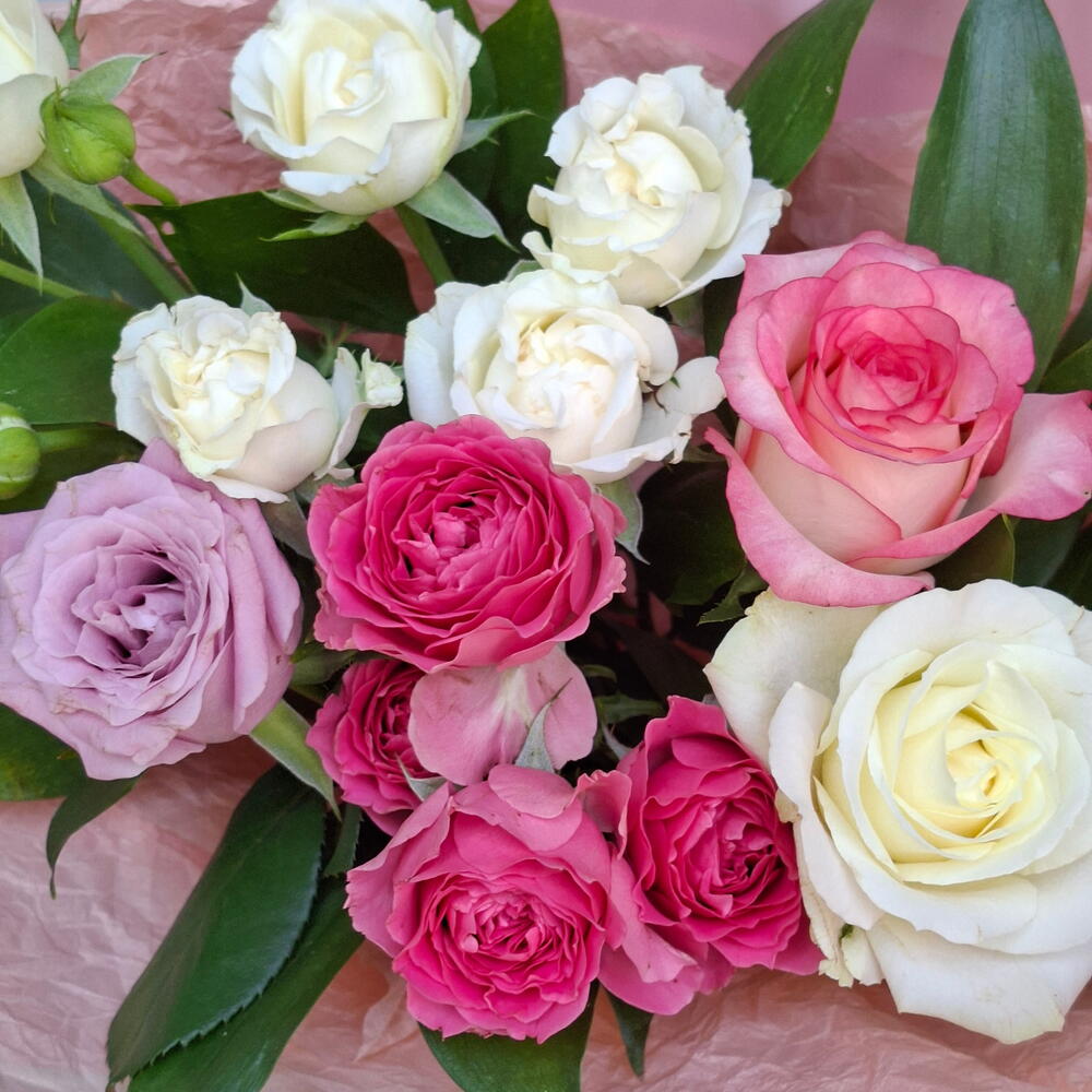 Букет с кустовыми и пионовидной розами 🤍🩷💜