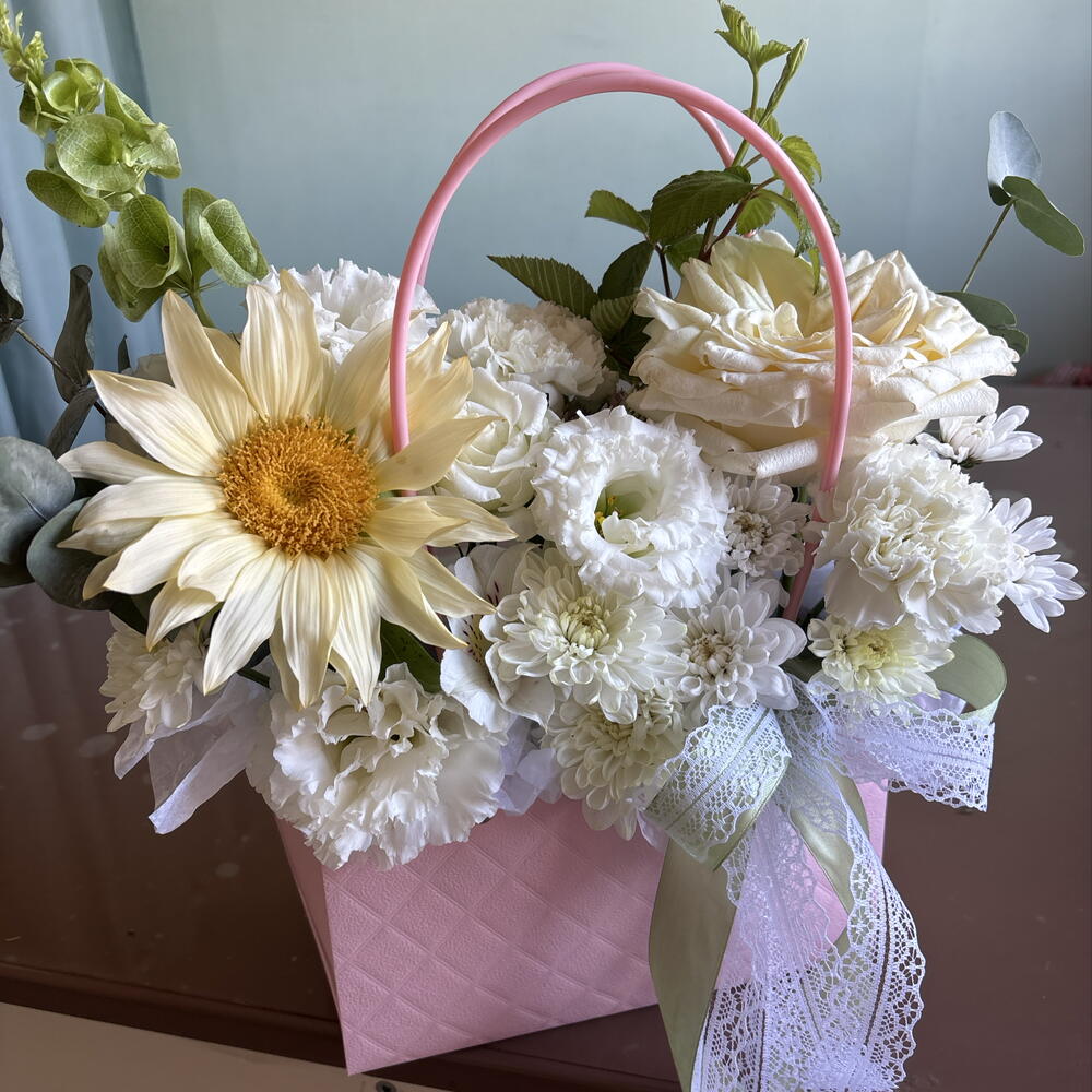 Композиция из эустомы белой,роз канделайт, подсолнуха,белых диантусов💕🌸