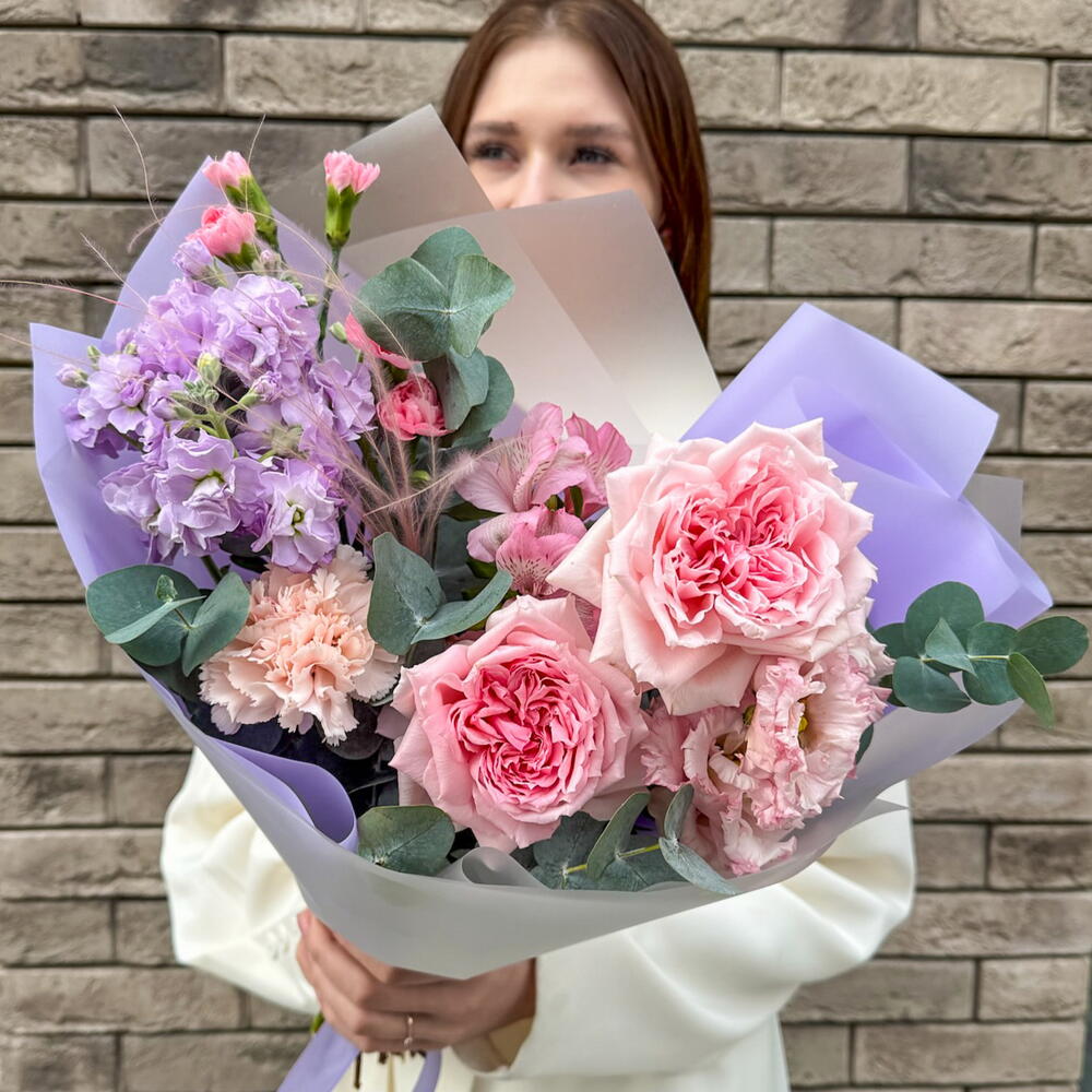 Авторский букет с пионовидной розой Хитоми и маттиолой.Leoraflowers 5118