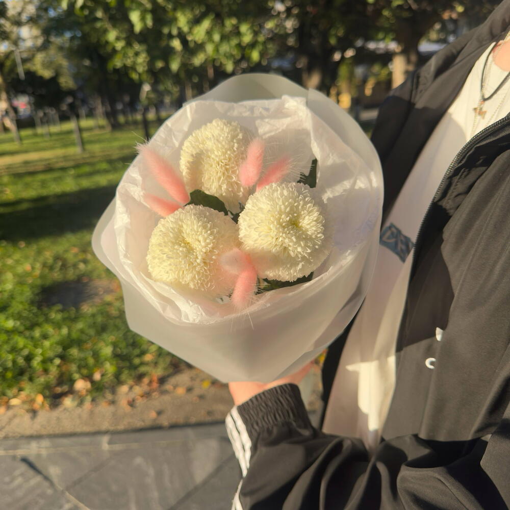Букет-комплимент  Mini Pearl 💕 3 хризантемы Момоко с лагурусом в белом