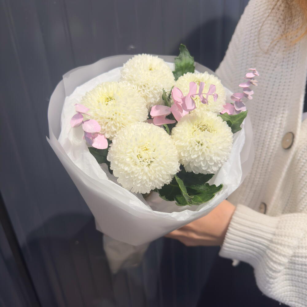 «Soft Match» 💖 5 хризантем Момоко с розовым эвкалиптом