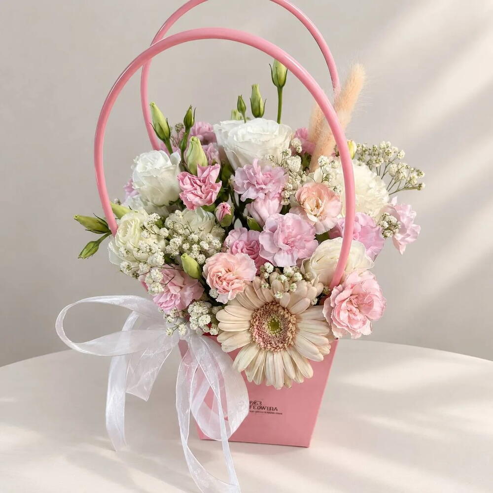 Композиция с эустомой и гвоздикой «Розовый бриз» 🌸