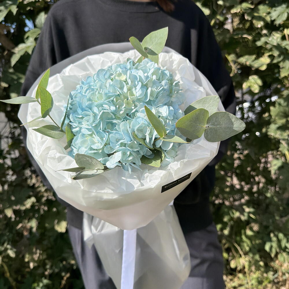 Стильный букет-комплимент Bloom room, гортензия и эвкалипт