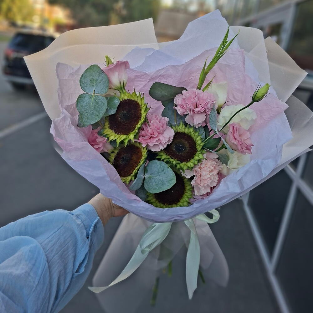 Яркий букет с эустомами