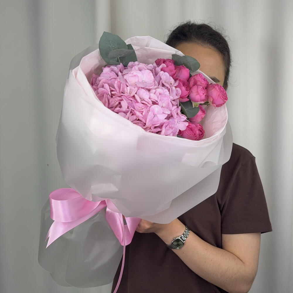 💕☺️ Букет комплимент с гортензией и кустовыми розами