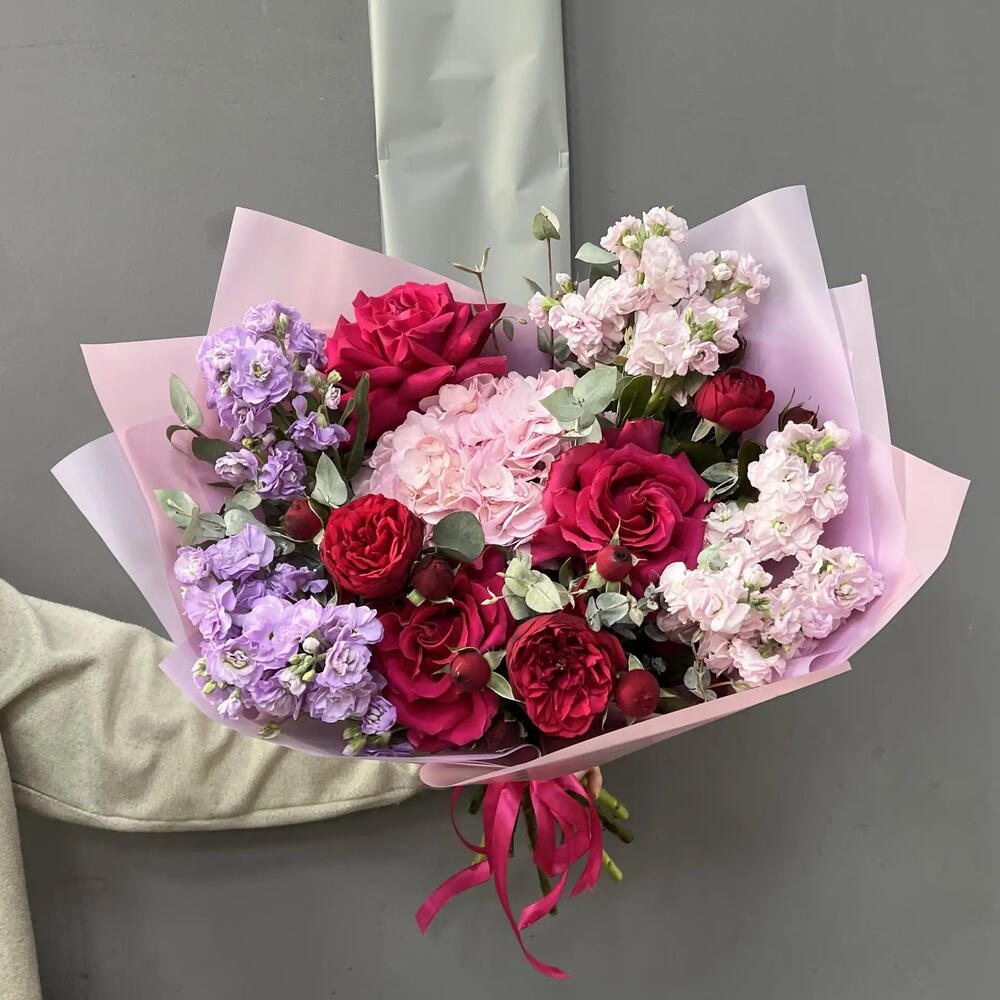 Букет с гортензией, пионовидными розами и ароматной маттиолой 💜